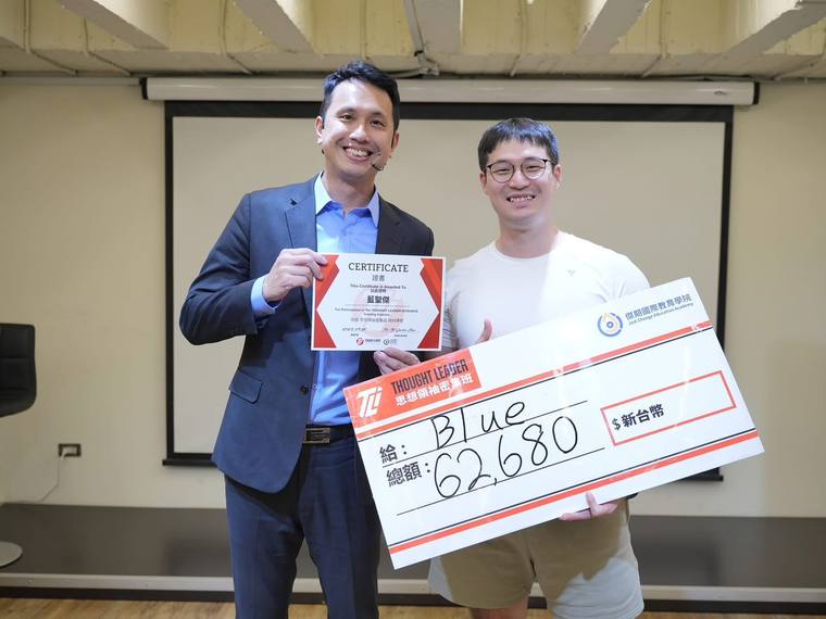 學員Blue於思想領袖密集班獲頒成交支票